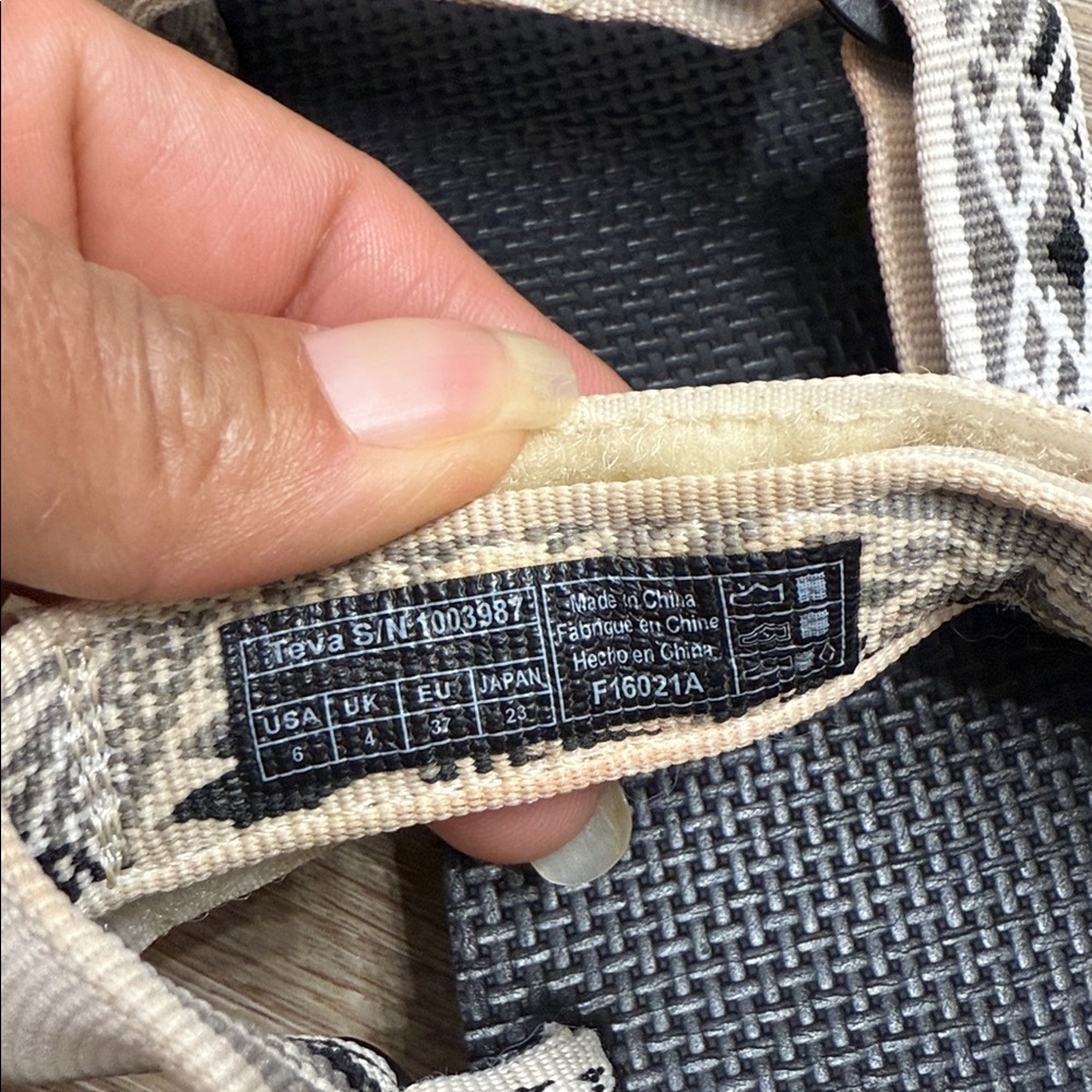 Teva Size 6 Beige and Black Sandals - Picture 5 of 6